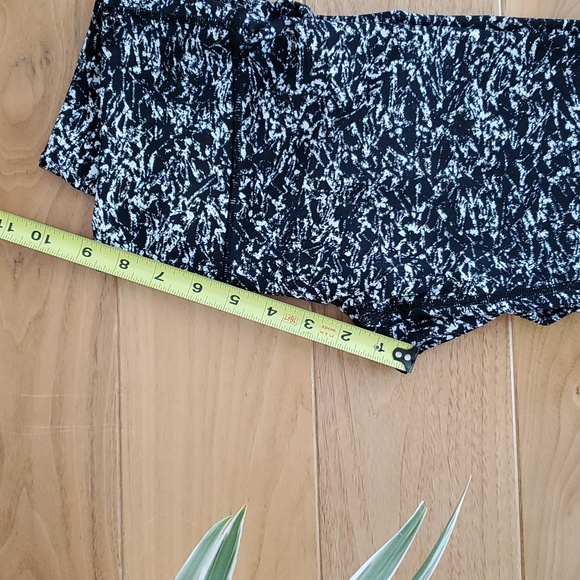 Lululemon Wunder Under Pant III, Size 6 - Picture 15 of 16